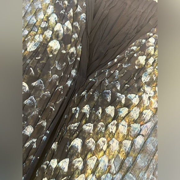 EUC Komarov Crinkle Stretch Tunic Top V Neck Dual Layer Blue Black Print - Picture 5 of 7